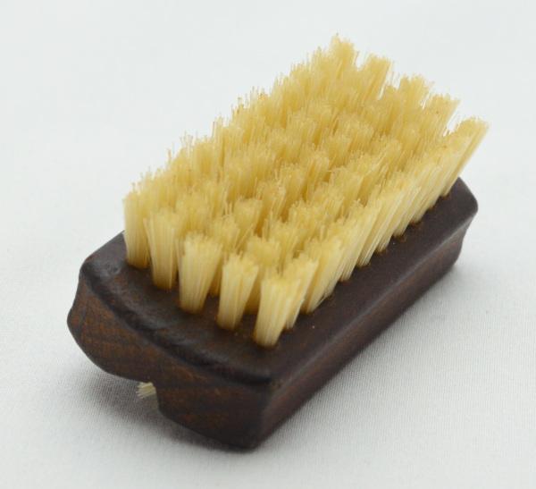 Reisehandwaschbürste und Nagelbürste Thermo-Buchenholz mit Griffmulden. 1 und 5 Reihen helle Naturborsten. Bürstenfabrik Keller seit 1869.